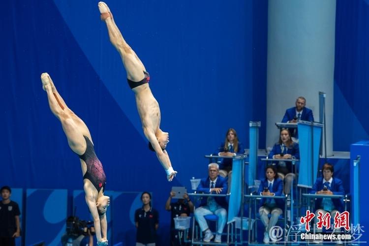 中国队勇夺世锦赛混合双人10米跳台金牌